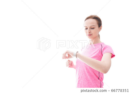 檢查smartwatch的年輕女子穿著運動服 66778351