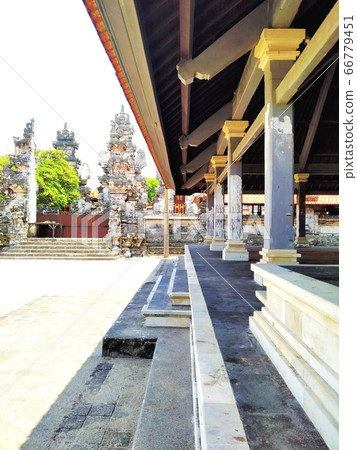 Beautiful lines of a wooden pavillion in Bali, Canguu, Indonesia.  66779451