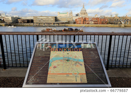 LONDON, UK - NOVEMBER 13, 2018 : Map of Bankside at Southwark with view of Thames River and st paul's cathedral. 66779887