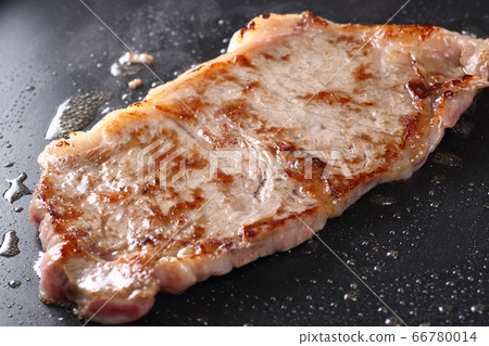Bake a steak 66780014