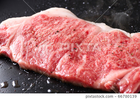 Bake a steak 66780139