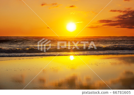 Sea sunset 66781605