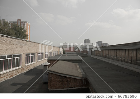 Long roof of an urban industrial building 66783690