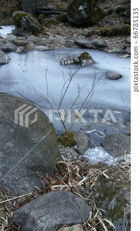 山谷裡純淨的水變成了冰。 山谷裡純淨的水變成了冰。 66785135