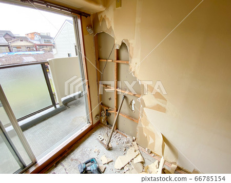 Skeleton dismantling work before renovation 66785154