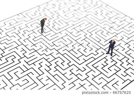 Businessman lost in a square maze 66787620