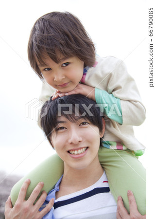 父母和孩子玩肩車 父母和孩子玩肩車 66790085