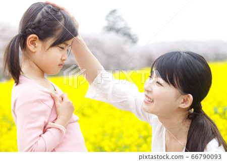 母親安慰她的孩子 66790093