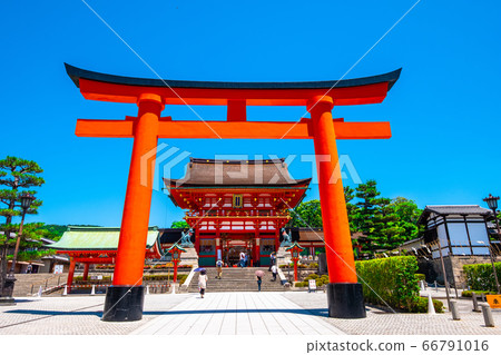 Fushimi Inari Taisha's large torii gate and tower gate 66791016