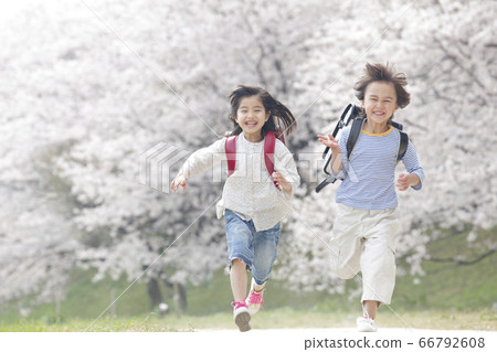 小學生跑 66792608