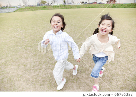 孩子們在公園跑步 66795382
