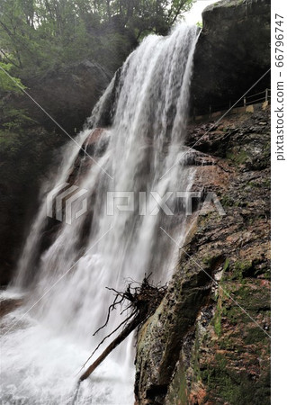 Urami-no-taki (Rainfall, Nagano Prefecture) 66796747