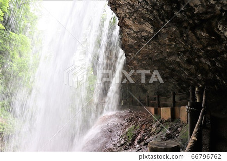 Urami-no-taki (Rainfall, Nagano Prefecture) Urami-no-taki (Rainfall, Nagano Prefecture) 66796762