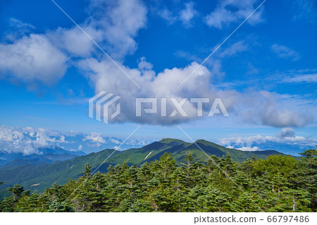 從山梨縣(長野縣)的Maeokushidake山上眺望金峰山西邊的景色。 從山梨縣(長野縣)的Maeokushidake山上眺望金峰山西邊的景色。 66797486