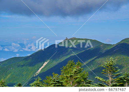 從山梨縣(長野縣)的Maeokushidake山上眺望金峰山西邊的景色。 從山梨縣(長野縣)的Maeokushidake山上眺望金峰山西邊的景色。 66797487
