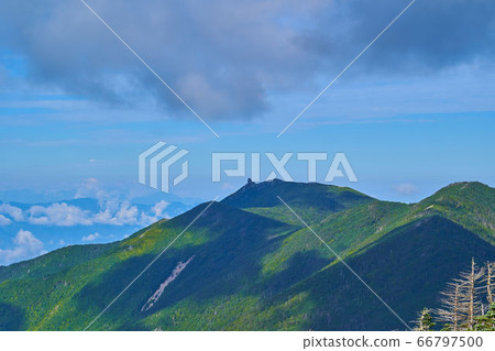 從山梨縣(長野縣)的Maeokushidake山上眺望金峰山西邊的景色。 從山梨縣(長野縣)的Maeokushidake山上眺望金峰山西邊的景色。 66797500