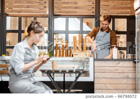 Working staff at the cafe or pastry shop 66798072