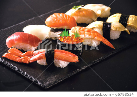 Hand-rolled sushi Hand-rolled sushi 66798534