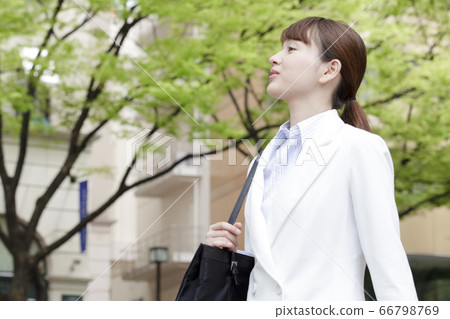 走在城市的女實業家 走在城市的女實業家 66798769