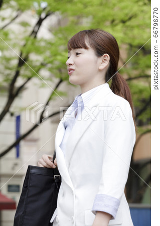 走在城市的女實業家 走在城市的女實業家 66798770