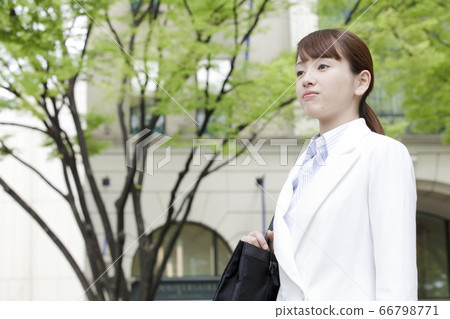 走在城市的女實業家 走在城市的女實業家 66798771