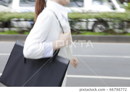 走在城市的女實業家 走在城市的女實業家 66798772