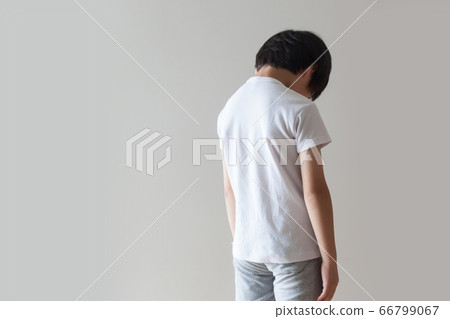 沮喪的孩子的背影 66799067