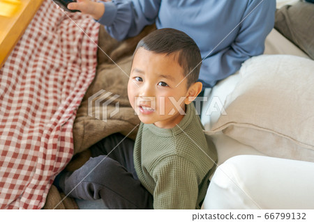 父母和小孩 親子 炬燵 66799132