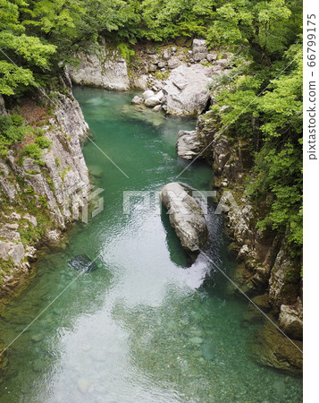 From the Tamagawa Valley and Tengu Bridge in spring [Oguni Town, Yamagata Prefecture] 66799175