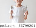 用叉子和勺子微笑的孩子 66799201