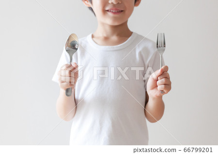 用叉子和勺子微笑的孩子 66799201