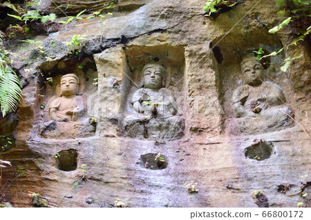 佐賀縣唐津市宇都野石佛(岩石雕刻佛像)的景色,這些佛像雕刻在岩壁上。 佐賀縣唐津市宇都野石佛(岩石雕刻佛像)的景色,這些佛像雕刻在岩壁上。 66800172