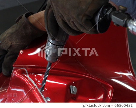 Car sheet metal repair work. Work to remove the panels by cutting the joints between the panels with a drill. Car sheet metal repair work. Work to remove the panels by cutting the joints between the panels with a drill. 66800481