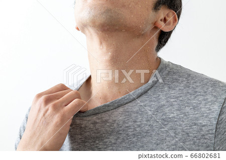 Men sweating 66802681