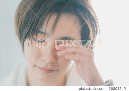 A woman who feels something strange 66803343