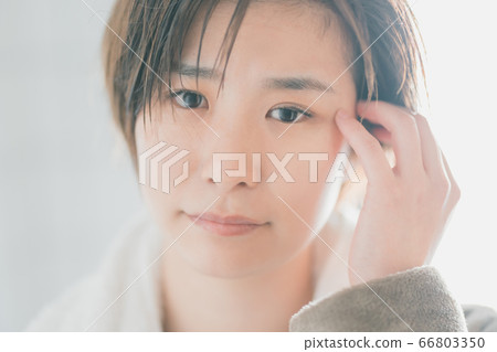 A woman who feels something strange A woman who feels something strange 66803350