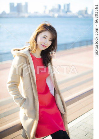 在海邊度假的年輕女子 66803561