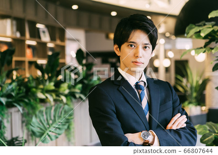 雙臂交叉的商人 66807644