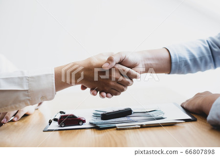 Car dealership closed the sale and shook hands with customers to congratulate. , Automotive business concept 66807898