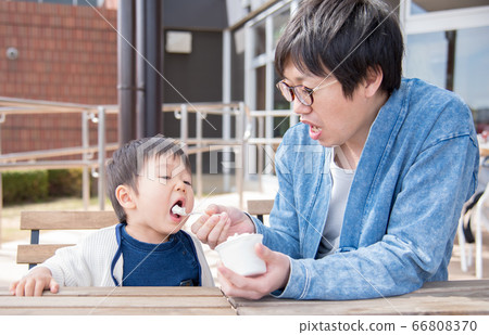 父母和孩子吃冰淇淋 66808370