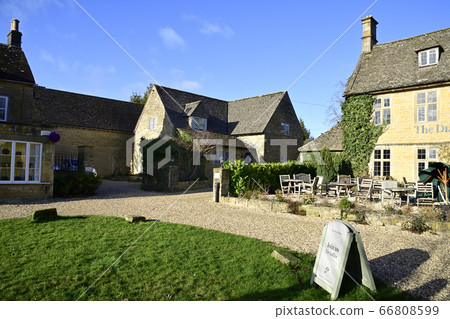 Bourton-on-the-Water, a honey stone cottage Bourton-on-the-Water, a honey stone cottage 66808599