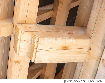 Roofing construction with wooden long beams 66808697