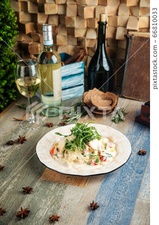 Fettuccine alfredo with arugula cherry tomatoes Fettuccine alfredo with arugula cherry tomatoes 66810033
