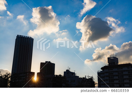陽光明媚的黃昏的天空和城市建築 陽光明媚的黃昏的天空和城市建築 66810359