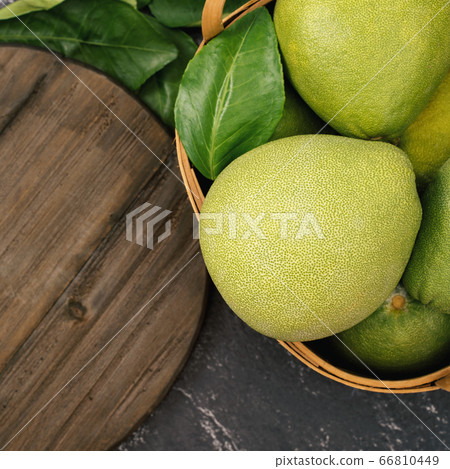 Citron mid-autumn festival black background pomelo top view うず 66810449