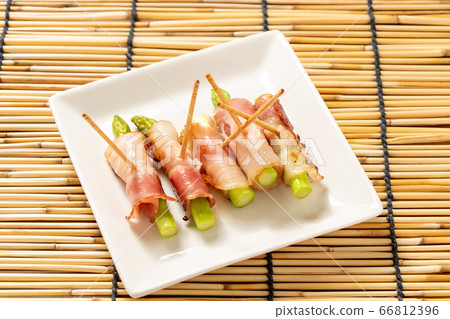 asparagus bacon roll. (With toothpick) asparagus bacon roll. (With toothpick) 66812396