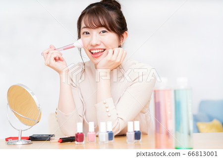 A young lady who makes a makeup 66813001