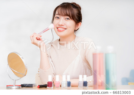 A young lady who makes a makeup 66813003
