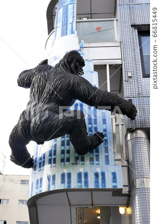 A photograph of the scenery in the city, which appeared in the downtown area of the huge gorilla Morioka. 66815449