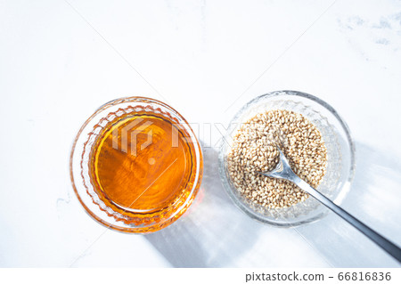 麻油和芝麻。食用和美容油。 66816836